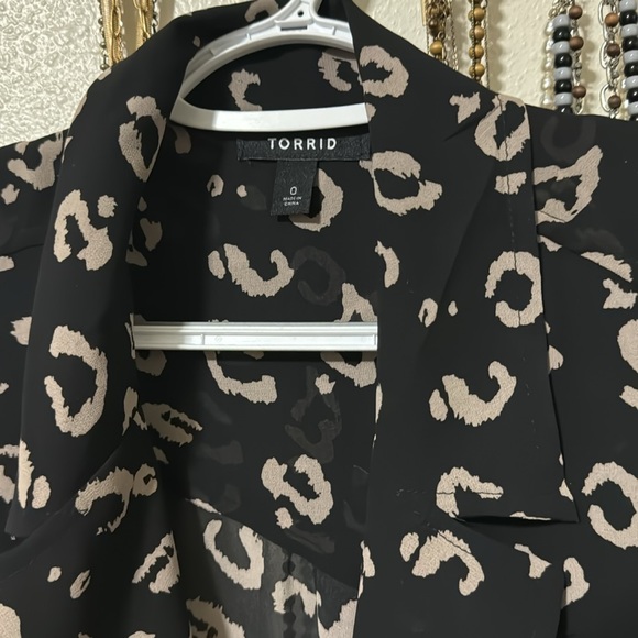 Torrid Leopard print chiffon button up // size 0x - Picture 2 of 3